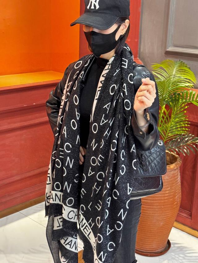 上新 会发光发亮的围巾 新款客供银线羊绒面料长巾 美翻了[流泪] 银线双C图案 御用殿堂级极新款专柜在售 纯羊绒银丝线独特设计风格加上富有香家本季特色图案印花