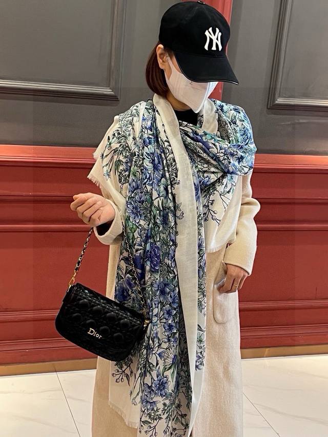 会发光发亮的围巾D家 D花香明媚 抢Vip推荐 下手一定要快 高端 大爱 纯羊绒 婴儿触感舒服到飞女人尤物 货极少 四季都可以用真心美的让人非常非常心动 上身效