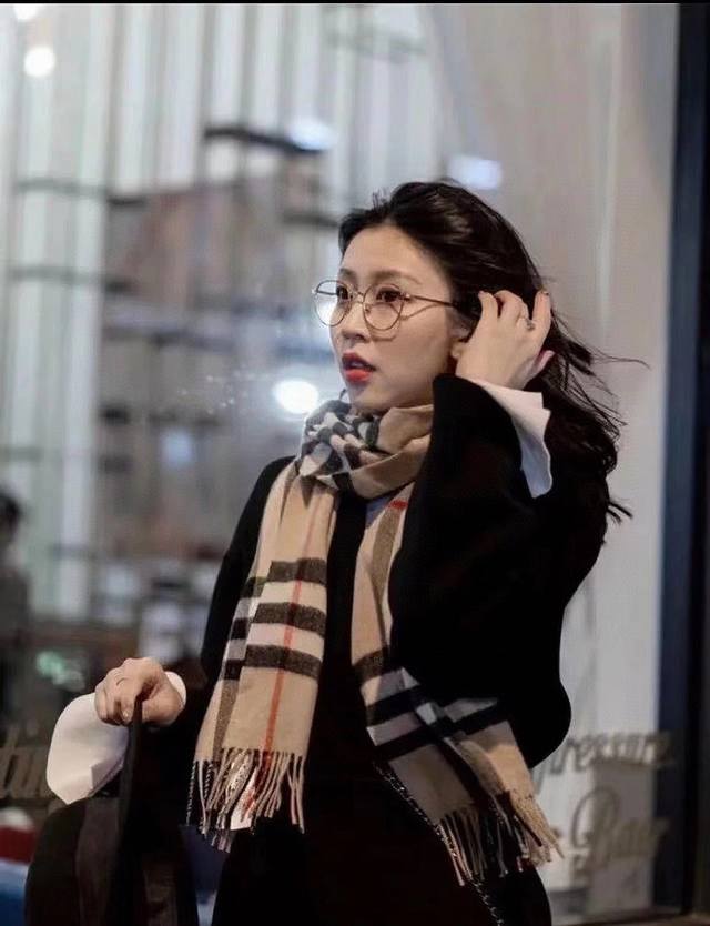 情侣款 巴宝莉 新款超级有品百搭的款，绝对质量好到爆的超值最新出口男女羊绒围巾.手感细腻度非常好关键这类的非常百搭，可以搭配休闲外套也可以搭配商务西服绝对不会不