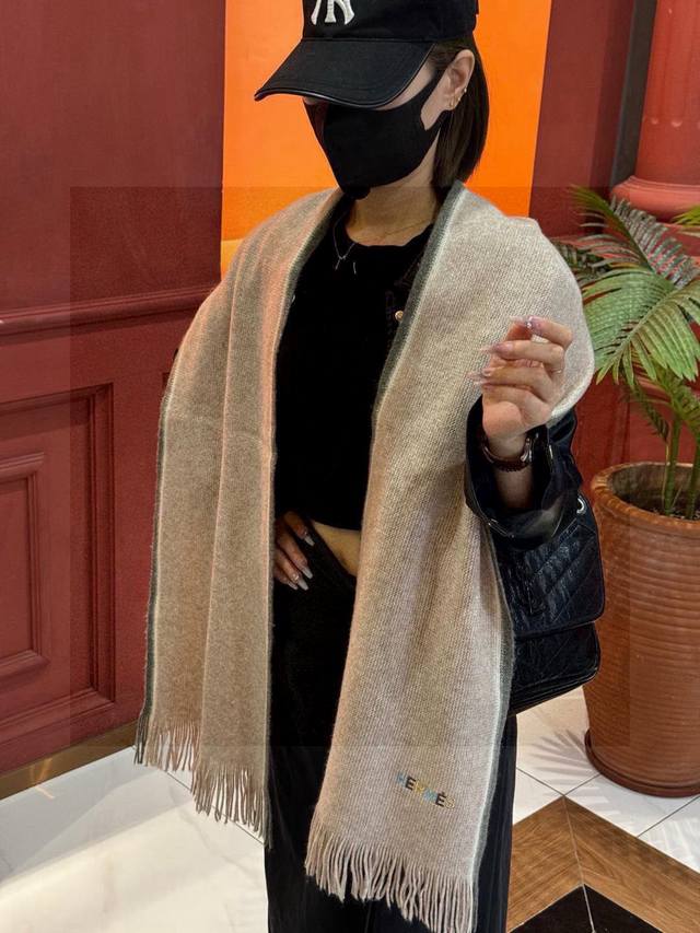 Hermes 爱马仕 同步专柜，高端羊绒针织围巾！ 可正式，可随意，非常Classical的男款设计。这款织法比较难，又很费纱线，工艺难度非常大！！！这样的男款