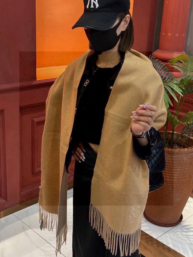 罗意威巴黎时装展商务男士女士通用双面羊绒披肩代工厂P臻选上乘的超细羊绒纤维 进行纯手工精梳处理 耗时耗力 再以清泉水浸泡涤荡 使羊绒纤维呈现出独特的蓬松质感 手