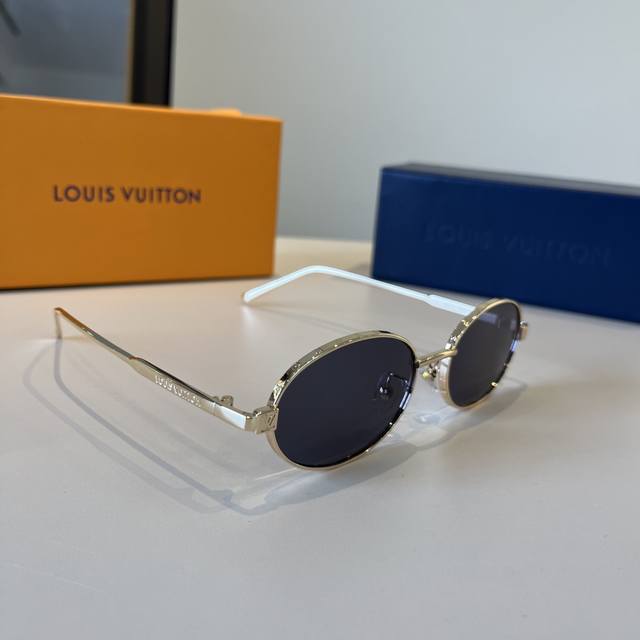 Lv路易威登 非常重工！细节多到壕无人性 打造出锋芒毕露的前框造型 为佩戴着带来无可比拟的时尚感。 志性的三角底纹，深浅交错，极具立体感 极具品牌辨识度，设计感