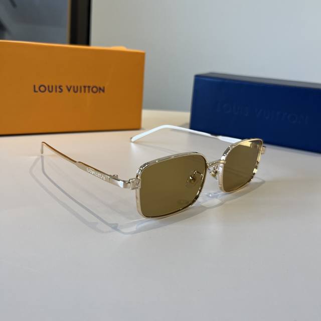 Lv路易威登 非常重工！细节多到壕无人性 打造出锋芒毕露的前框造型 为佩戴着带来无可比拟的时尚感。 志性的三角底纹，深浅交错，极具立体感 极具品牌辨识度，设计感