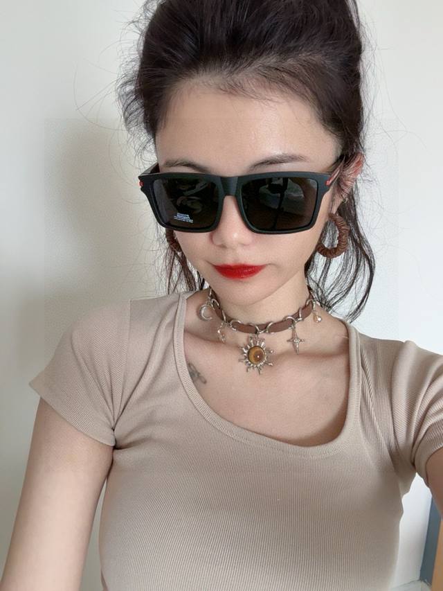 普拉达 方框太阳镜墨镜经典的方框设计，不挑脸型，无论怎么搭配都非常显气质 预防紫外线 型号：型号：