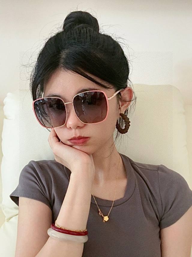 Chanel 2025新款 香奈儿 时尚百搭大方框，别致半框设计 大气风格 全新清新配色，街拍气质护目太阳镜 ！型号：Ch0269