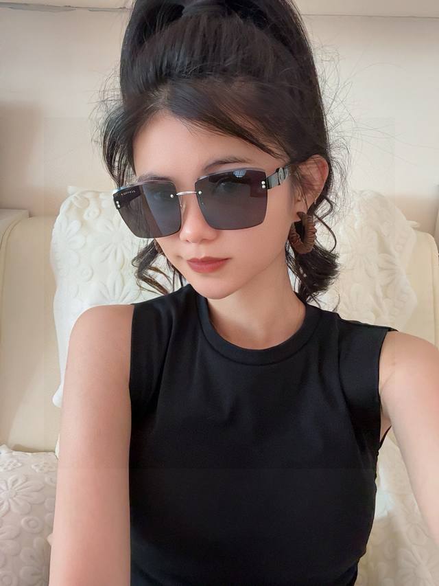 香奈儿 2025开春新款 潮流爆款 时尚方框太阳镜 高品质 佩戴舒适 网红潮款墨镜 女士高清加厚偏光太阳镜 高品质Tr镜框 型号：Ch5100