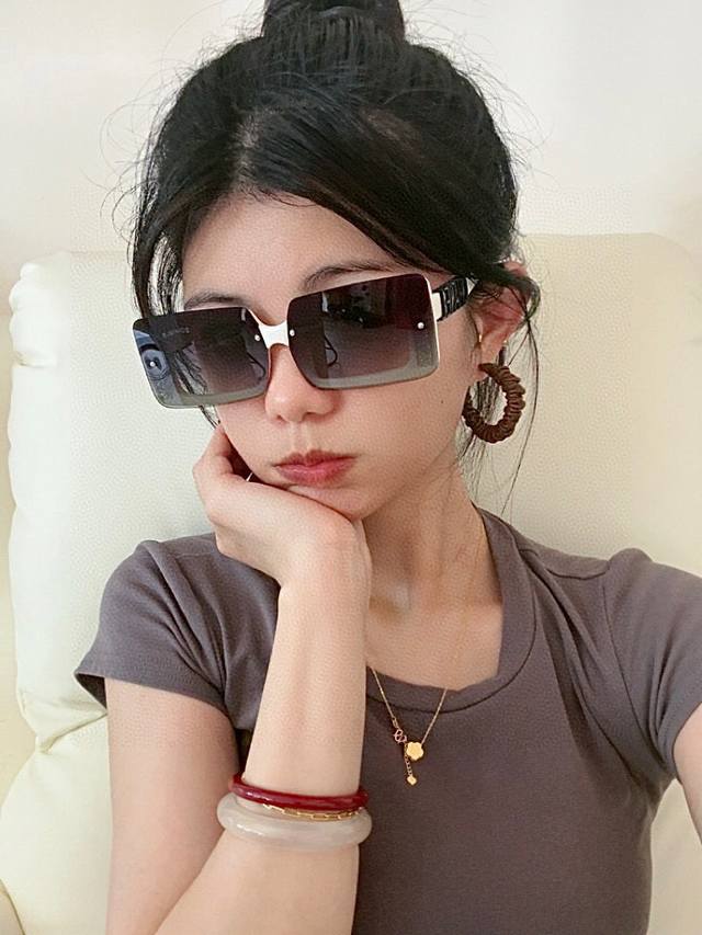 香奈儿 2025开春新款 潮流爆款 时尚方框偏光太阳镜 高品质 佩戴舒适 网红潮款墨镜 女士高清加厚偏光太阳镜 高品质Tr镜框 型号：Ch2771