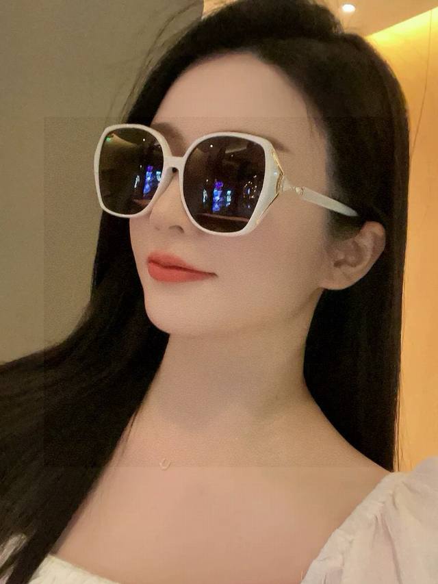 Chanel 香奈儿 2025新款潮流爆款 时尚方框太阳镜 佩戴舒适 网红潮款墨镜 女士高清加厚偏光太阳镜 高品质Tr镜框 型号Ch8750