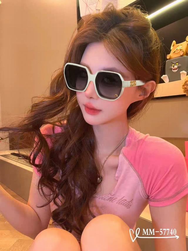 意大利谬谬-Miumiu . 宝丽来树脂偏光镜片 . Tr90镜架轻便佩戴舒适 . Size：63-16-147， . 新款太阳镜减轻强光负担，遮挡有害光线防辐