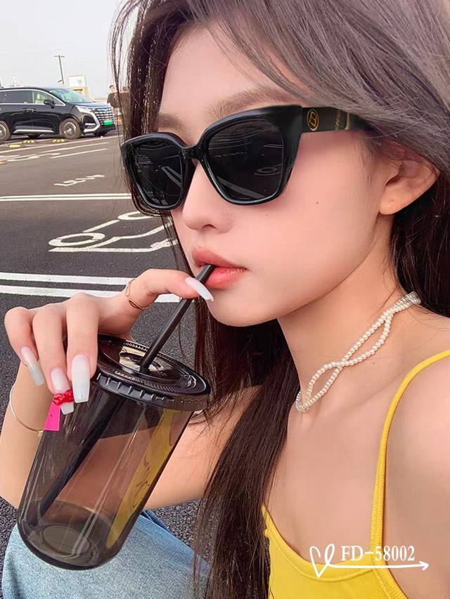 意大利芬迪-Fendi . 宝丽来树脂偏光镜片 . Tr90镜架轻便佩戴舒适 . Size：57-16-148， . 新款太阳镜，减轻强光负担，遮挡有害光线防辐