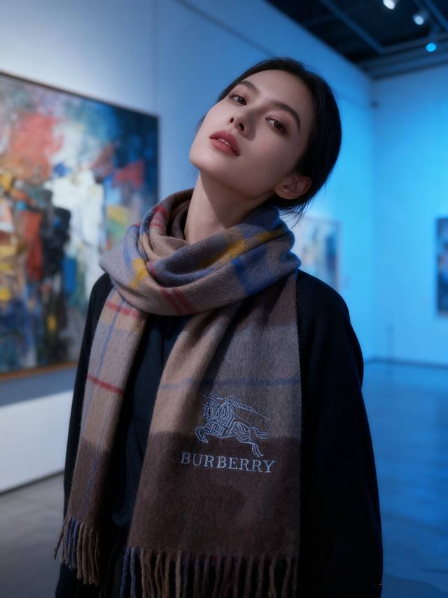 牛货，巴宝莉男士女士 格纹战马刺绣 围巾，款式魅力，是经典大方面料采用的是客供的羔绒，细腻柔软度都非常的好，非常漂亮。上身效果无敌好看大气简约，超级好看的配色，