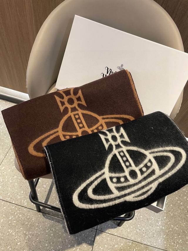 西太后超美新款双面围巾！超级推荐入手！质感好货！据说超难买哦！！做工非常精致，很有分量，我们的 格真的超级值！这个围巾最大的感触就是:超级柔软舒服，并且很有空气