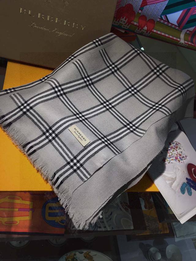 重磅最代表时髦格调的Bur格罕见的重磅双层一体式织造高密度工艺丝绒围巾。手感非常好一条围巾双层面料，在中间出接合，形成了4片的设计，格纹碰撞纯色更显时髦。细节感