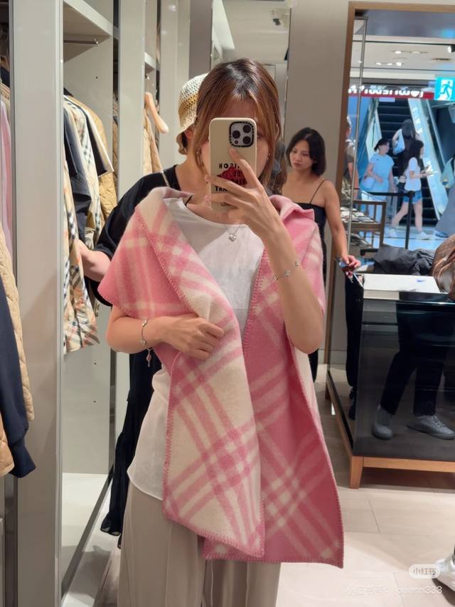 高品质出货 好卖冬天的尾巴黑马围巾全智贤同款巴宝莉格纹帽子羔毛围巾上架秒空！100%羊绒 ！ 尺寸：30Cm*180Cm