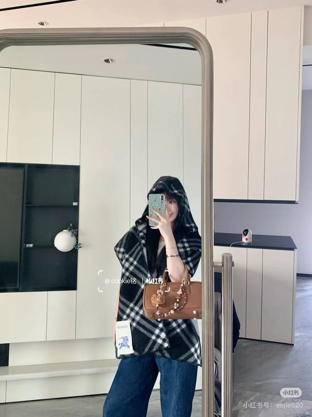 高品质出货 好卖冬天的尾巴黑马围巾全智贤同款巴宝莉格纹帽子羔毛围巾上架秒空！100%羊绒 ！ 尺寸：30Cm*180Cm