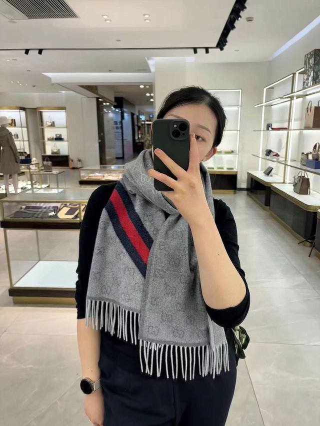 新款 男士双G提花 Size：37X Cm 材质 % 美丽奴Baby羊毛 时尚双G提花 低调中不失品牌魅力，围巾一侧采用红蓝织带，干练百搭 敲Nice！男女同款