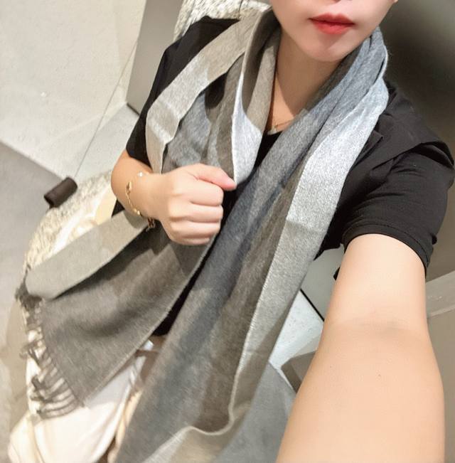 罗意威。 男女围巾 怒赞自留，难得的高端男款！家属福利！非常正的围巾~面料大爱，非常柔软细腻舒服，轻度水波纹！大气简约，超级好看的男神配色，任何男生都会喜欢的款