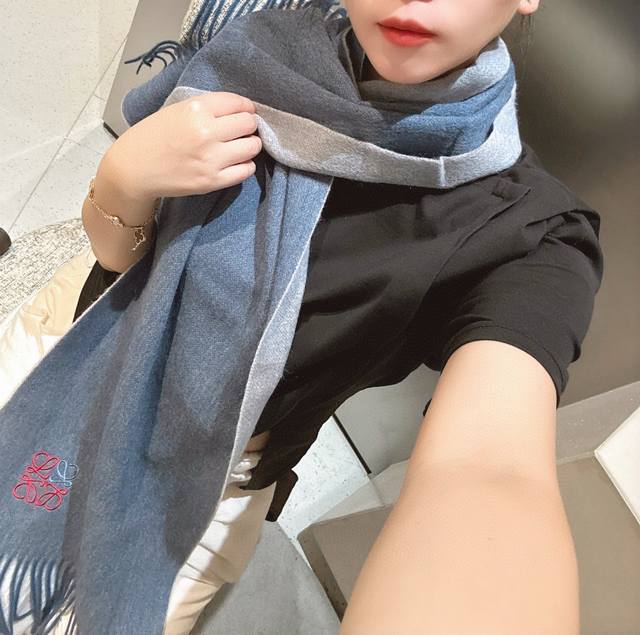 罗意威。 男女围巾 怒赞自留，难得的高端男款！家属福利！非常正的围巾~面料大爱，非常柔软细腻舒服，轻度水波纹！大气简约，超级好看的男神配色，任何男生都会喜欢的款