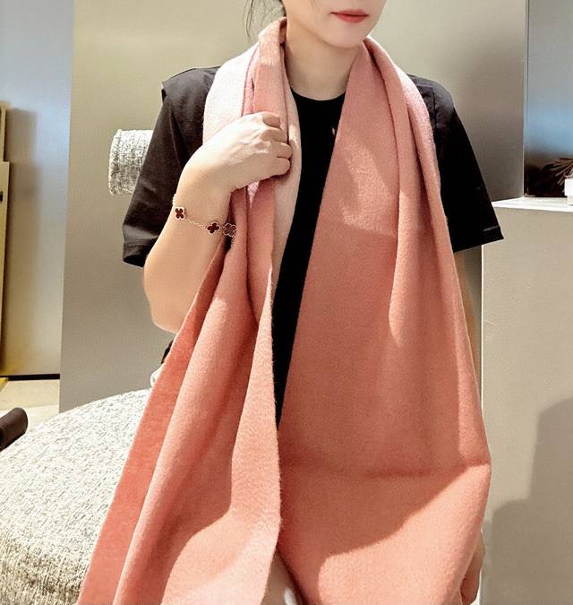 罗意威。 男女围巾 怒赞自留，难得的高端男款！家属福利！非常正的围巾~面料大爱，非常柔软细腻舒服，轻度水波纹！大气简约，超级好看的男神配色，任何男生都会喜欢的款