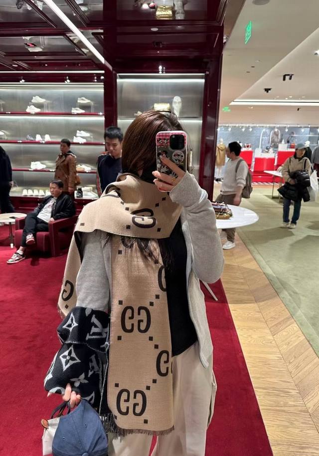 原质量，产品升级火爆断货王系列全网最火的围巾！！火到全球Gucci专柜断货！！我们的终于来了！！！ 久等了，全网都在传我们去年的实拍图，但我们一直没有开售，因为