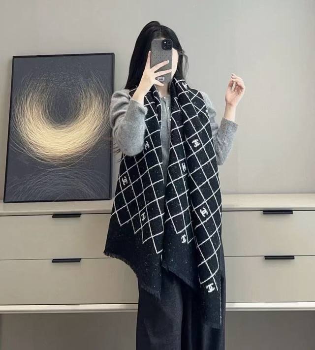 Chanel香家 高级舒适时髦气质，相信我的就收吧！香奈儿这款触动内心的柔美围巾，围巾配有双C光影下非常漂亮一般工厂P做不出这样的款，大气优雅 简单，成功人士追