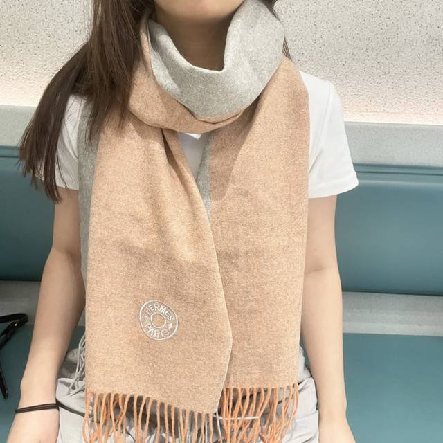 上新2025爱马仕男女款围巾且买且珍惜~都是出口订单所以比较难遇东西讲究少而精好看的一定要收这款H家女士围巾，款式很有女性魅力是男女款里非常Classical的