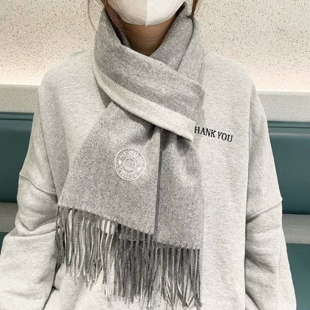 上新2025爱马仕男女款围巾且买且珍惜~都是出口订单所以比较难遇东西讲究少而精好看的一定要收这款H家女士围巾，款式很有女性魅力是男女款里非常Classical的
