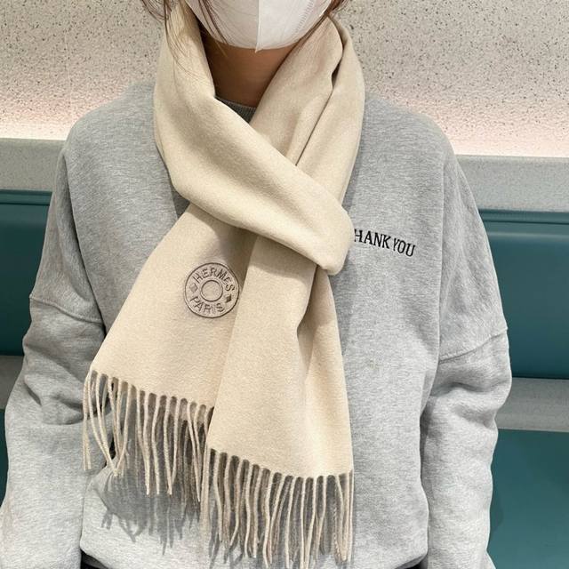 上新2025爱马仕男女款围巾且买且珍惜~都是出口订单所以比较难遇东西讲究少而精好看的一定要收这款H家女士围巾，款式很有女性魅力是男女款里非常Classical的
