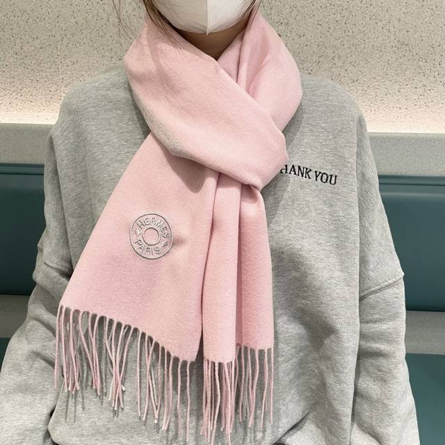 上新2025爱马仕男女款围巾且买且珍惜~都是出口订单所以比较难遇东西讲究少而精好看的一定要收这款H家女士围巾，款式很有女性魅力是男女款里非常Classical的