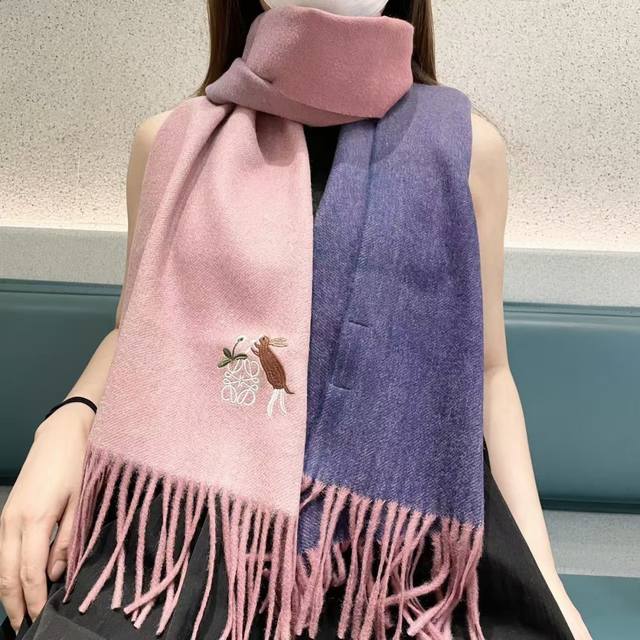 爆款顶级高尖端 Loewe罗意威直供迪拜出口货 官网双面罗意威2025新品双面羊绒围巾高尖端产物时尚大牌的顶尖设计款拿到手你就会明白质量真的超级赞超级柔软保暖亲
