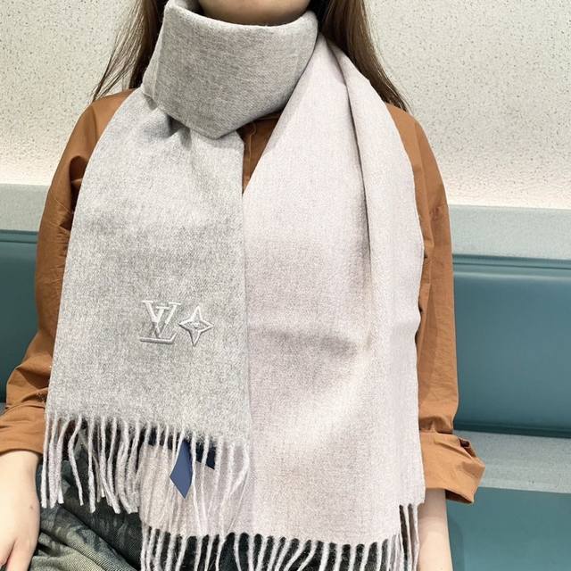 100%山羊绒 Lv家 顶级山羊绒，新款男女通用情侣款重磅推荐 经典的条纹格子，搭配任何衣服都是满满的时尚感！永不过时非常保暖柔软亲肤，不扎脖经典设计太美了赶紧