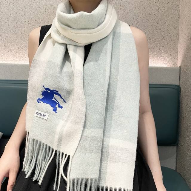 爆款双面羊绒专柜同步 经典设计完美，若隐若现的巴宝利标志，强烈推荐手慢无千万别去专柜买代购就要3800+绝对一模一样价格P真心好， 2025质地非常亲肤柔软 ，