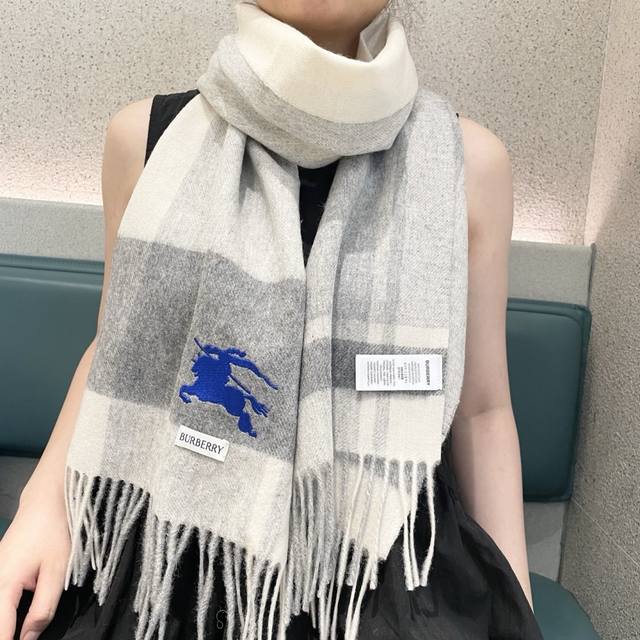 爆款双面羊绒专柜同步 经典设计完美，若隐若现的巴宝利标志，强烈推荐手慢无千万别去专柜买代购就要3800+绝对一模一样价格P真心好， 2025质地非常亲肤柔软 ，