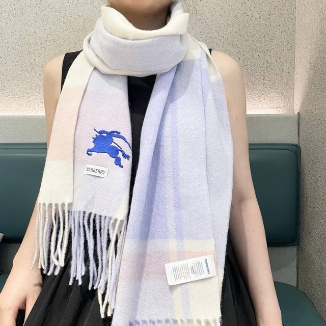 爆款双面羊绒专柜同步 经典设计完美，若隐若现的巴宝利标志，强烈推荐手慢无千万别去专柜买代购就要3800+绝对一模一样价格P真心好， 2025质地非常亲肤柔软 ，