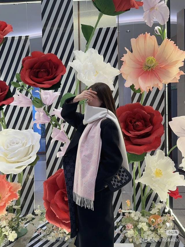 Gucci 古奇 完美渐变！代购级别！最新双面两用古驰围巾，永远加分的G秋冬单品！各种穿衣风格都可以和她碰撞出别样的上身效果！Gg标识作为Gucci颇具代表性的