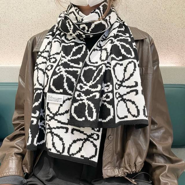 爆款顶级高尖端 Loewe罗意威直供迪拜出口货 官网双面罗意威 新品双面羊绒围巾高尖端产物时尚大牌的顶尖设计款拿到手你就会明白质量真的超级赞超级柔软保暖亲肤太美