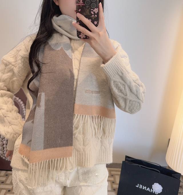 爱马仕双面围巾好看的要疯掉了，太有型太有魅力了非常斯文时尚的秋冬单品！真的很喜欢，非常Classical的男款设计 %羔绒，手感真的绝了上身效果真的随便怎么围都