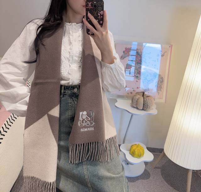 爱马仕双面围巾好看的要疯掉了，太有型太有魅力了非常斯文时尚的秋冬单品！真的很喜欢，非常Classical的男款设计 %羔绒，手感真的绝了上身效果真的随便怎么围都