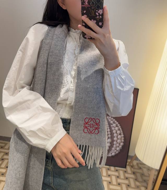 上新！Loewe 罗意威难得一见的温柔配色，低调又不失优雅 重点推荐双面配色，一条围巾两种风格搭配，高级舒适时髦气质，名小众，却大牌范十足，超级安利Loewe这