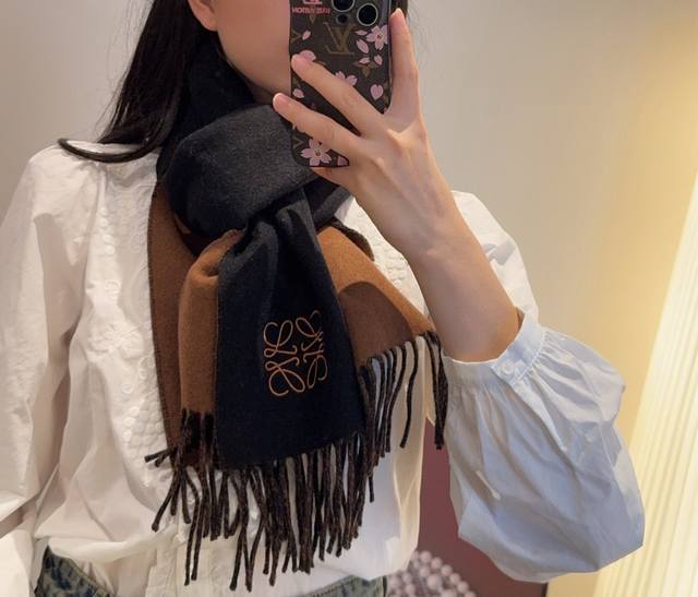 上新！Loewe 罗意威难得一见的温柔配色，低调又不失优雅 重点推荐双面配色，一条围巾两种风格搭配，高级舒适时髦气质，名小众，却大牌范十足，超级安利Loewe这