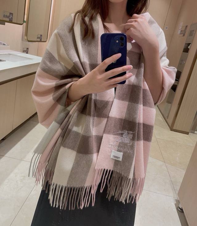 巴宝莉经典格子万年款，Bbr战马刺绣经典 大格披肩 品质手感好到不行 %羊羔绒高尖端产物绝对令人尖叫的品质时尚大牌的顶尖设计款..经典格子搭配时尚拼色是此款令人