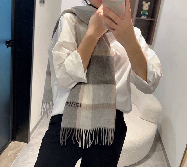 罗意威。 男女围巾 怒赞自留，难得的高端男款！家属福利！非常正的围巾~面料大爱，非常柔软细腻舒服，轻度水波纹！大气简约，超级好看的男神配色，任何男生都会喜欢的款