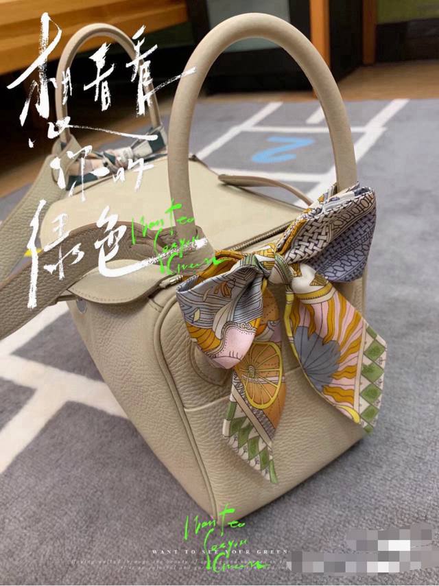 上新，奇珍异宝18姆米重磅斜纹真丝飘带，绝对的好货，正品开版，专柜同步 爱马仕新款Twilly，顶级斜纹真丝打造 超精细的印花 字迹非常清晰 规格：5X86Cm