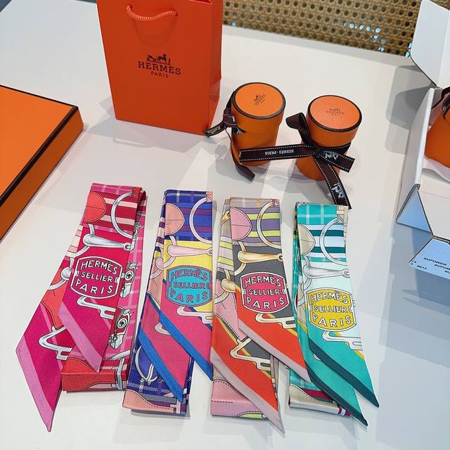 上新，18姆米重磅斜纹真丝飘带，绝对的好货，正品开版，专柜同步 爱马仕新款Twilly，顶级斜纹真丝打造 超精细的印花 字迹非常清晰 规格：5X86Cm，100