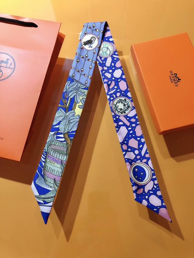 Phms2162 爱马仕 女骑士之舞 Twilly小丝巾 结合神话情节与当代风格。一位年轻女子的身体半掩在屏风后，好似屏风上彩绘“女骑士队伍 中的一员。在这古色