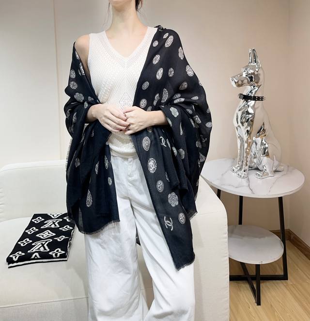 2025年香奈儿秋冬上新，美女都爱此款 超级有腔调！！！ 谁懂这种秋冬调性的美啊？！！！这款小香披肩也是我疯狂喜欢的一款，一试完就爱惨！！！300支戒指绒简直绝