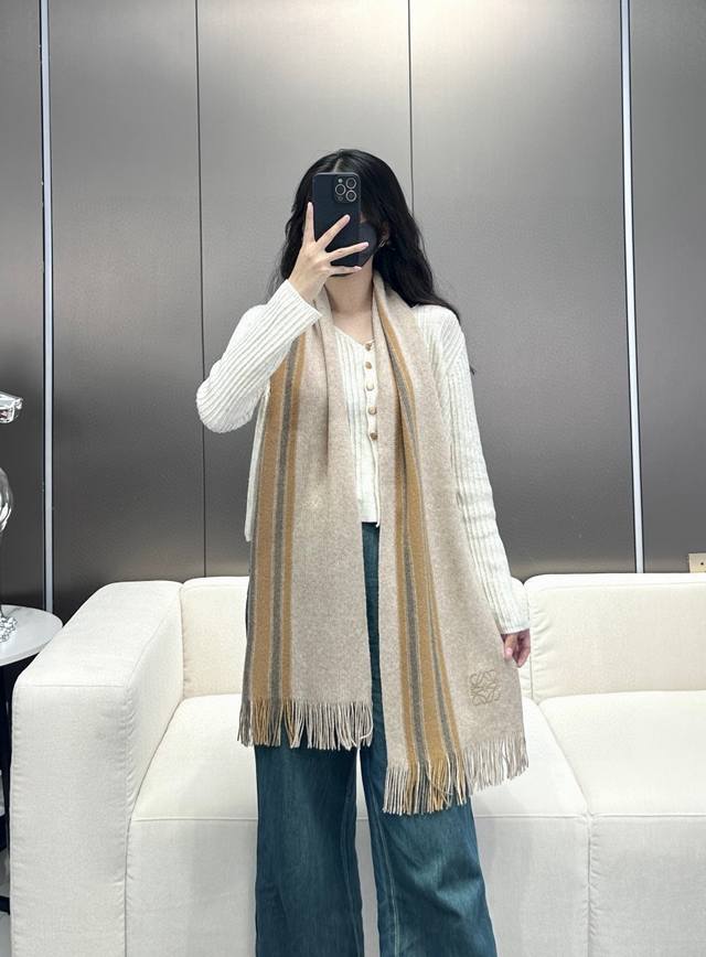 上新！ 年男女同款，百分百纯羊绒 Loewe 罗意微 同步专柜，高端羊绒针织围巾！ 可正式，可随意，非常Classical的设计。这款织法比较难，又很费纱线，工