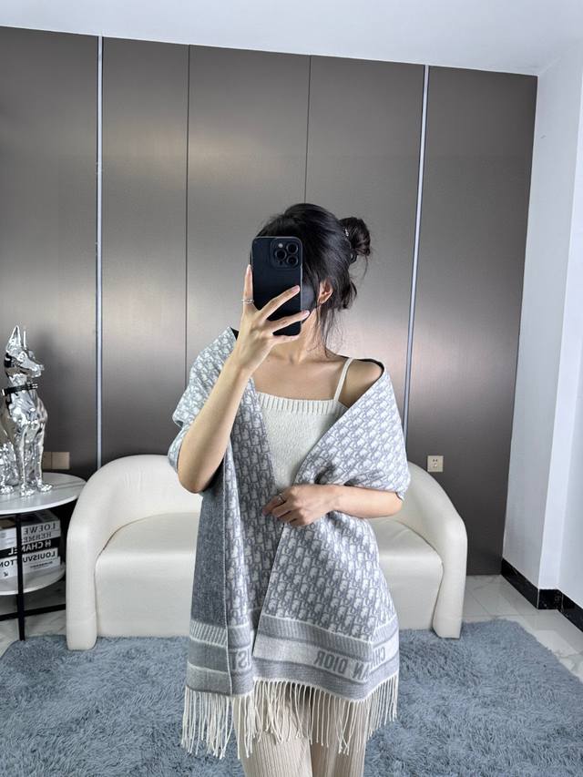 年Dior最新款 这款 Oblique 印花围巾重新诠释 Dior 经典标识，彰显现代精神。采用海军蓝色山羊绒精心制作，双面设计，一面采用纯色，另一面饰以 Di