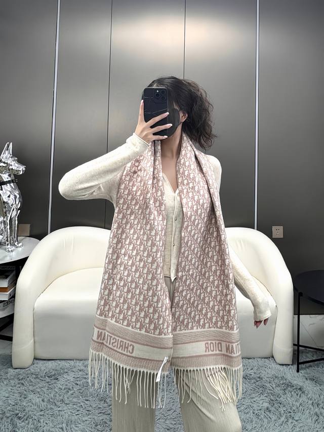 年 Dior最新颜色到付 这款 Oblique 印花围巾重新诠释 Dior 经典标识，彰显现代精神。采用玫瑰粉花山羊绒精心制作，双面设计，一面采用纯色，另一面饰