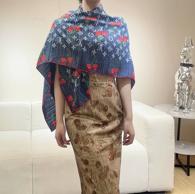 Lv X Tm Monogram Cerise 140丝毛方巾 140双面丝毛同色 Lv × Tm Monogram Cerise 方巾出自路易威登X村上隆复刻